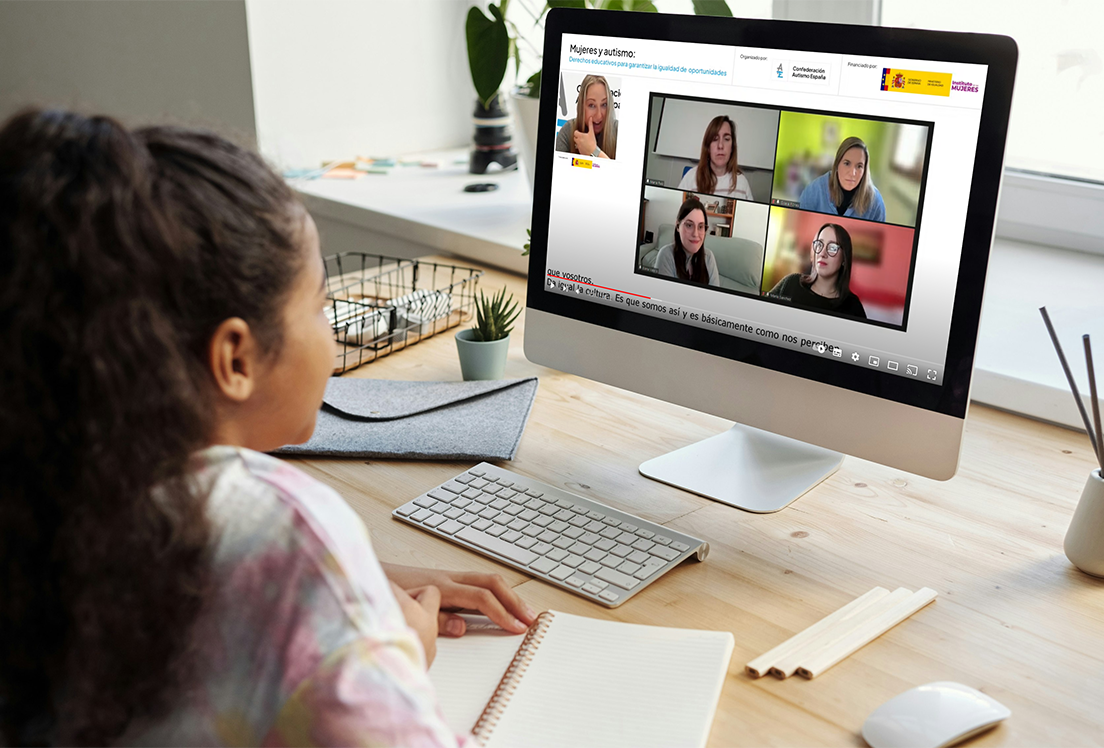 Una chica viendo en su ordenador la jornada online sobre mujeres y autismo