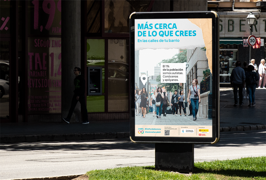 Fotografía de un mupi con el cartel de la campaña Autismo Cerca De Ti