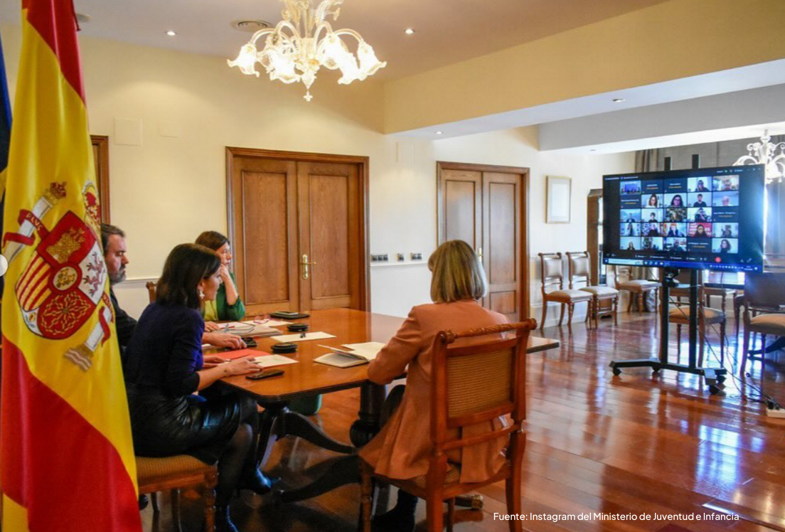 Fotografía de la reunión del Comité de Expertos junto a miembros del Gobierno