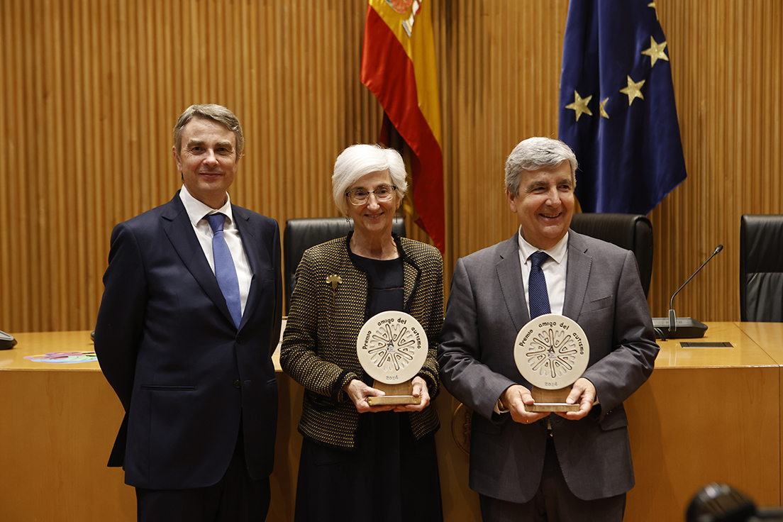 Miguel Ángel de Casas, presidente de Autismo España, junto a los premiados: María José Segarra Crespo, de la Fiscalía, y Juan Manuel Fernández Martínez, del Consejo General del Poder Judicial