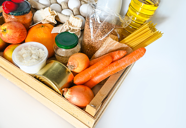 Una cesta de productos básicos alimenticios