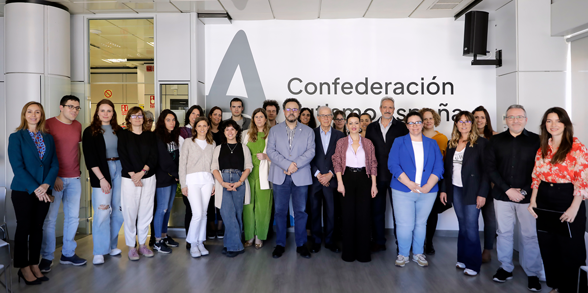 La Ministra de Infancia y Juventud con el equipo profesional de Autismo España