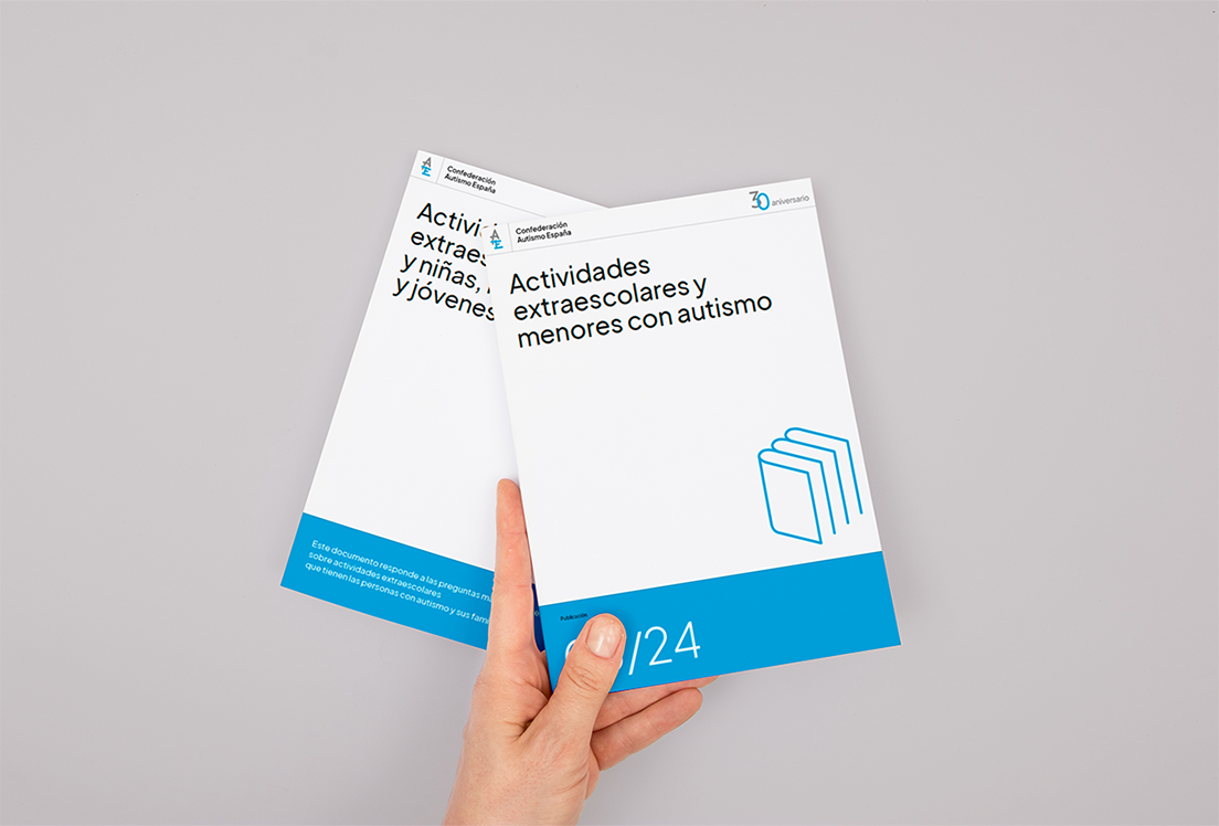 Una mano sujeta dos guías sobre Actividades extraescolares para menores con autismo, una de ellas en Lenguaje Claro