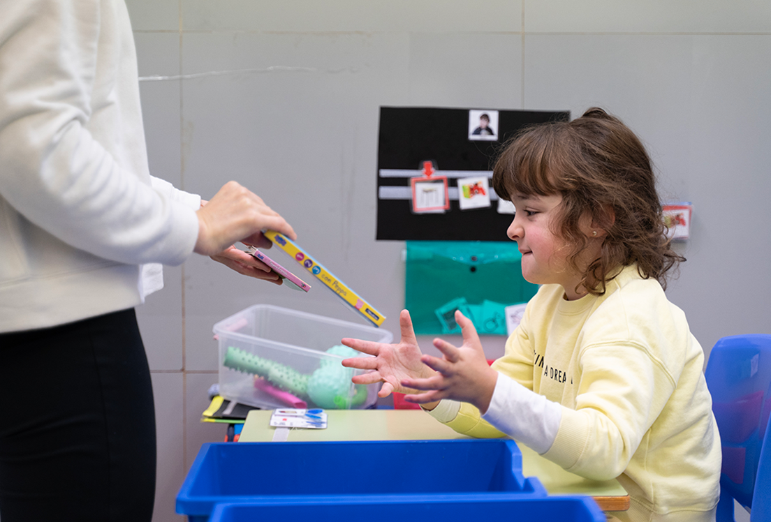 Una niña autista cogiendo un libro