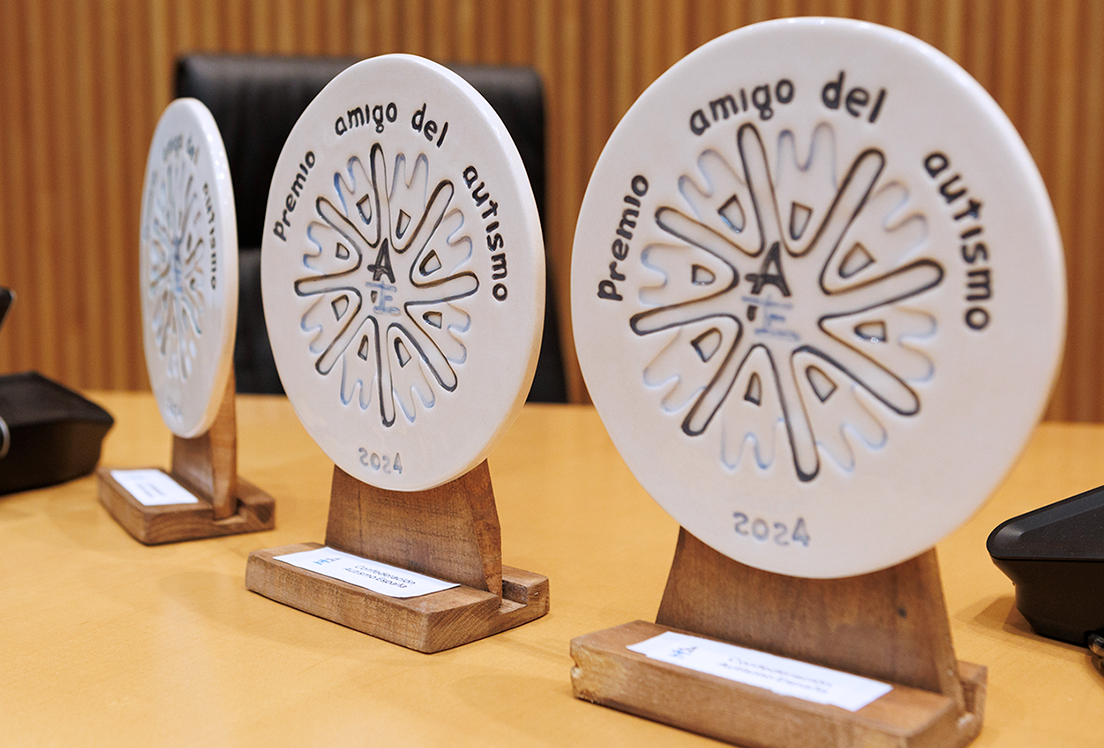 Figura del premio Amigo del autismo, de Autismo España, en forma circular y de color beige