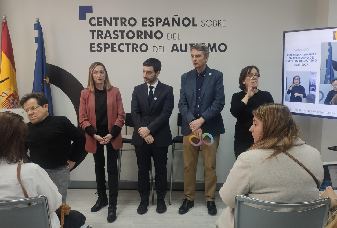 Jesús Martín Blanco, director general de Derechos de las Personas con Discapacidad; María Luisa Pinos, coordinadora del Centro Español sobre Trastorno del Espectro del Autismo; Pablo Bustinduy, ministro de Derechos Sociales, Consumo y Agenda 2030, y Miguel Ángel de Casas, presidente de la Confederación Autismo España.