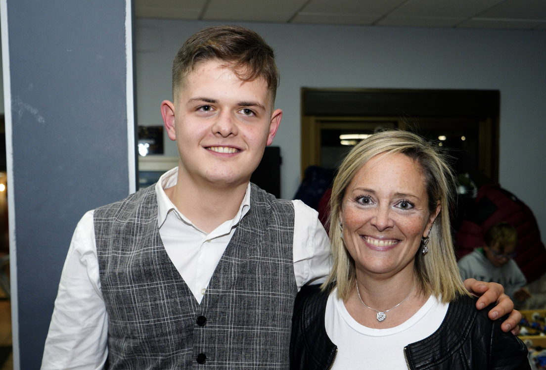 Chico autista sonriendo junto a su madre