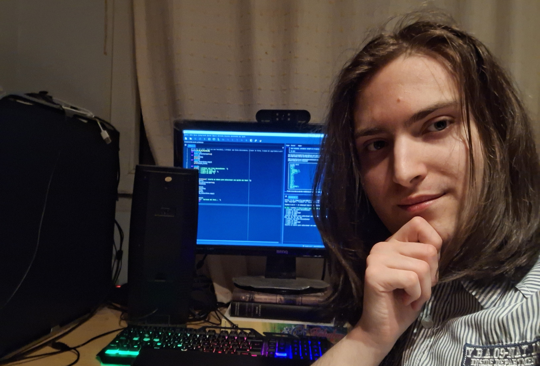 Sergio Cubillo, alumno del curso de programación, junto a su ordenador