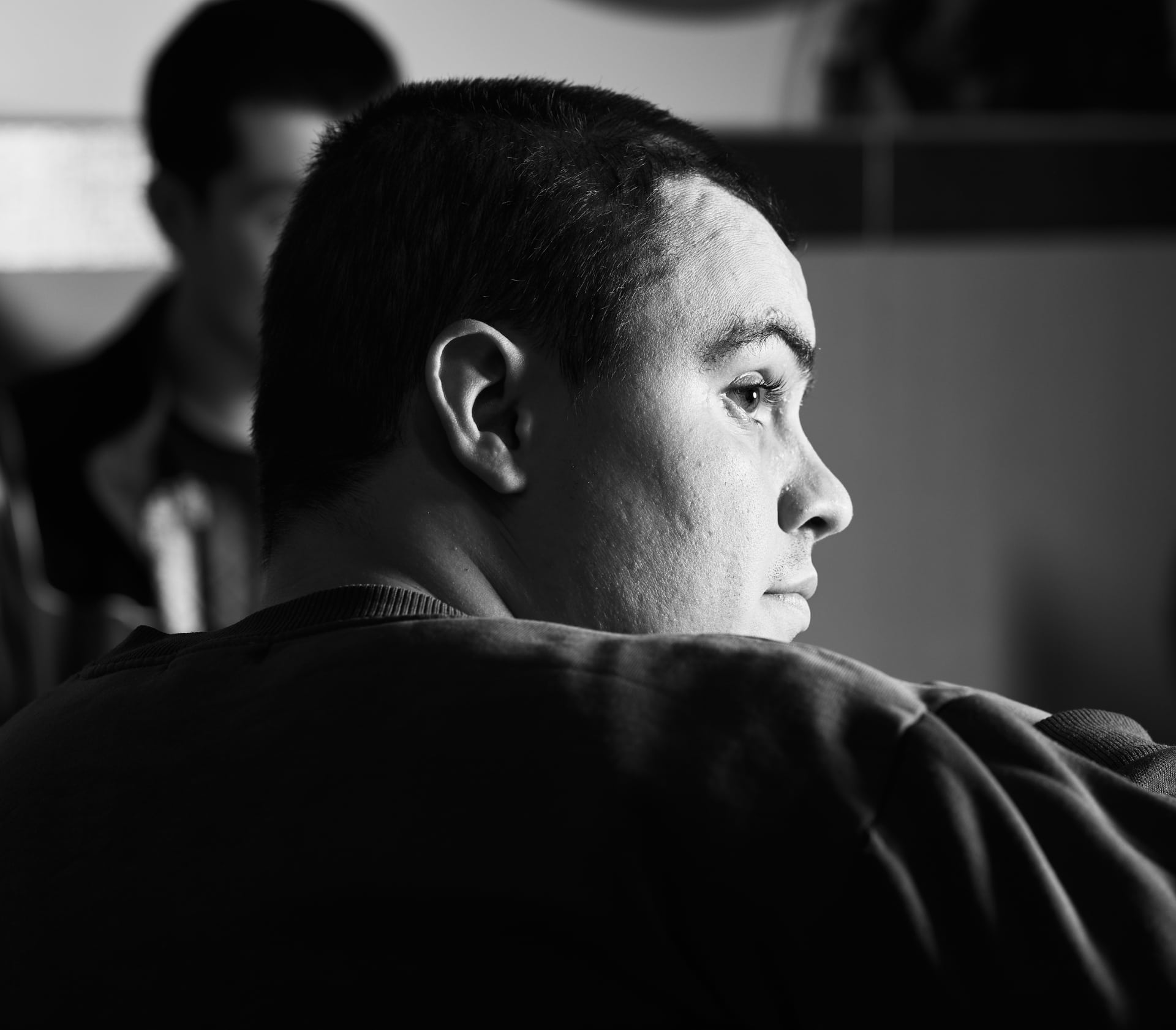 Un chico autista de espaldas mirando hacia un lado