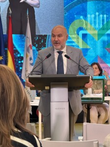 Fotografía del presidente del Cermi Estatal, Luis Cayo en un atril mientras pronuncia su discurso.