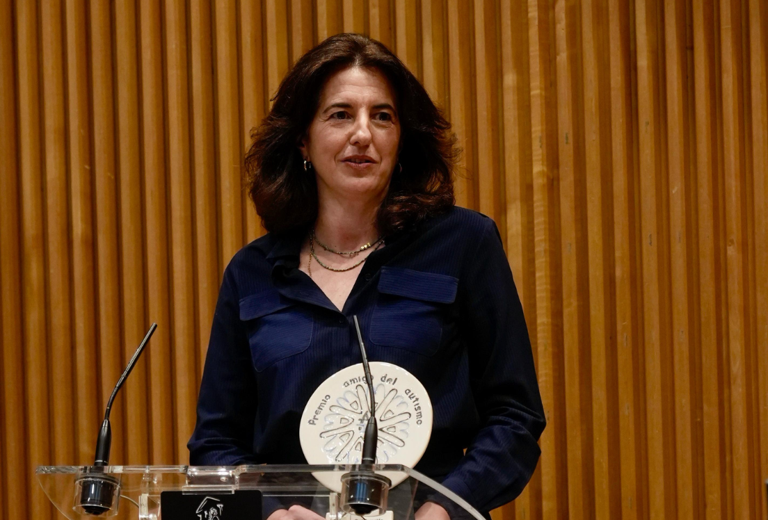 Marta Montoro, vicepresidenta de Fundación GMP, recoge el premio en el atril