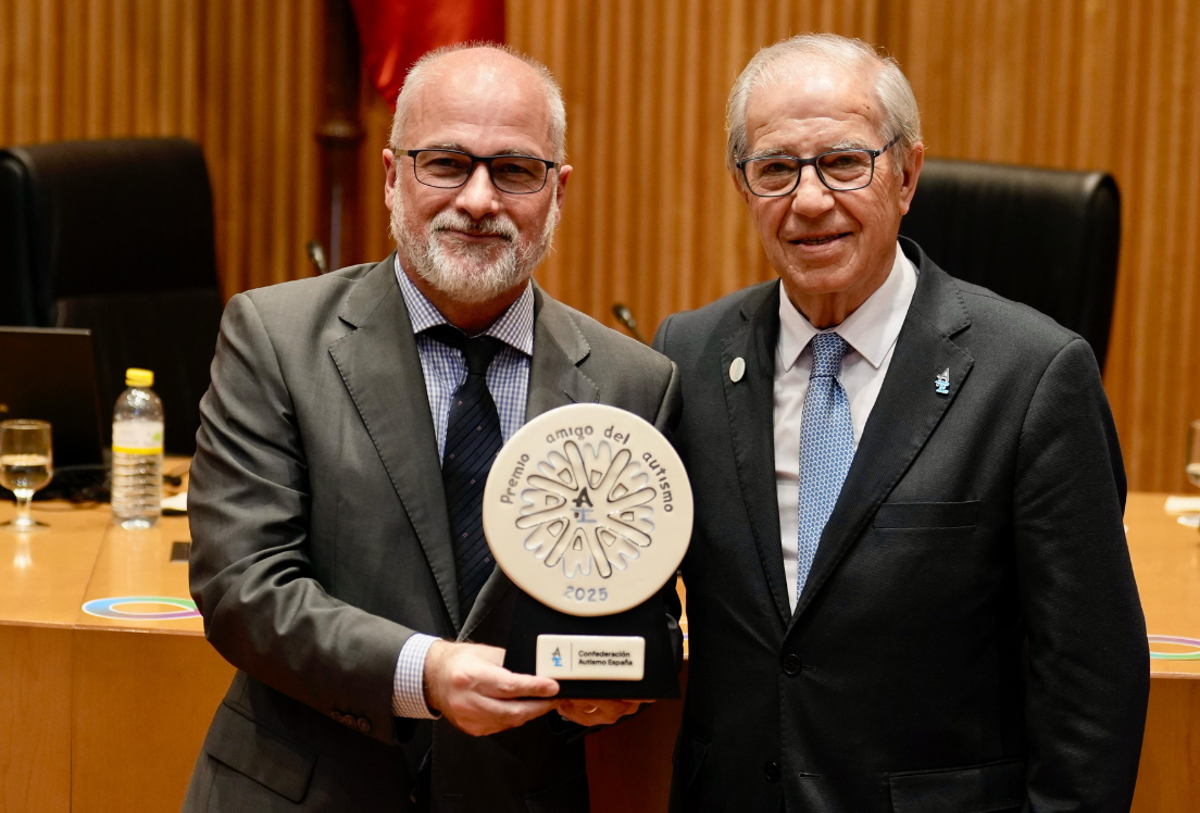 José Luis Nogueira recibe el premio de manos de Manuel Nevado
