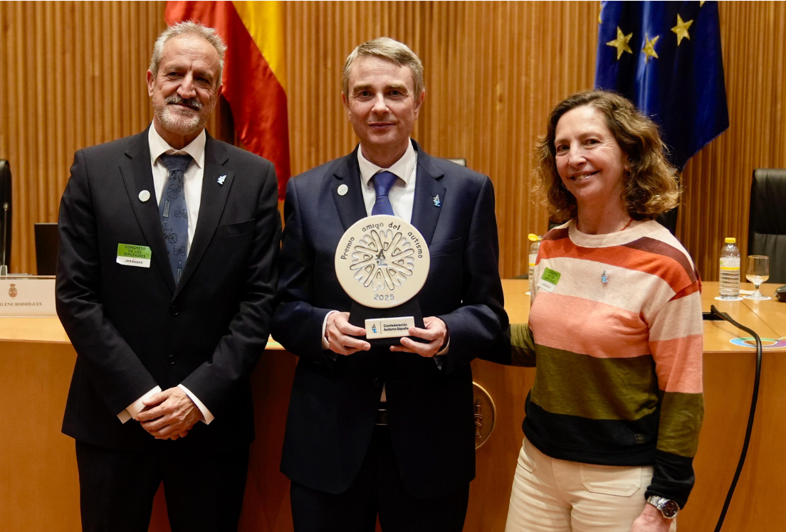 Miguel Ángel de Casas recibe el premio de manos de Pedro Ugarte