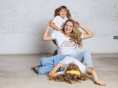 Mama y sus dos hijas jugando e el suelo