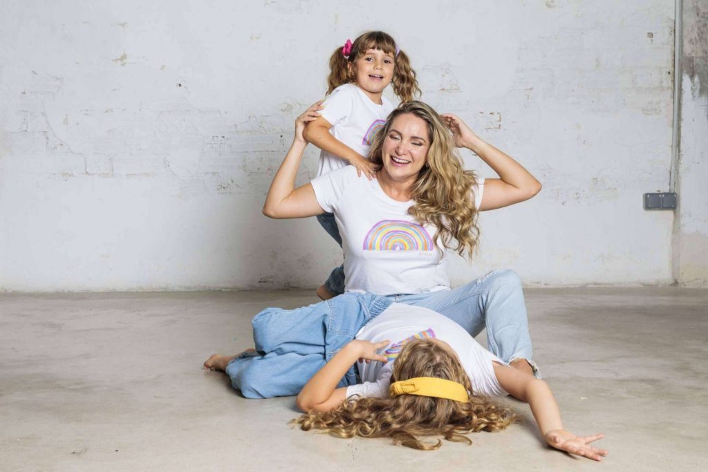 Mama y sus dos hijas jugando e el suelo
