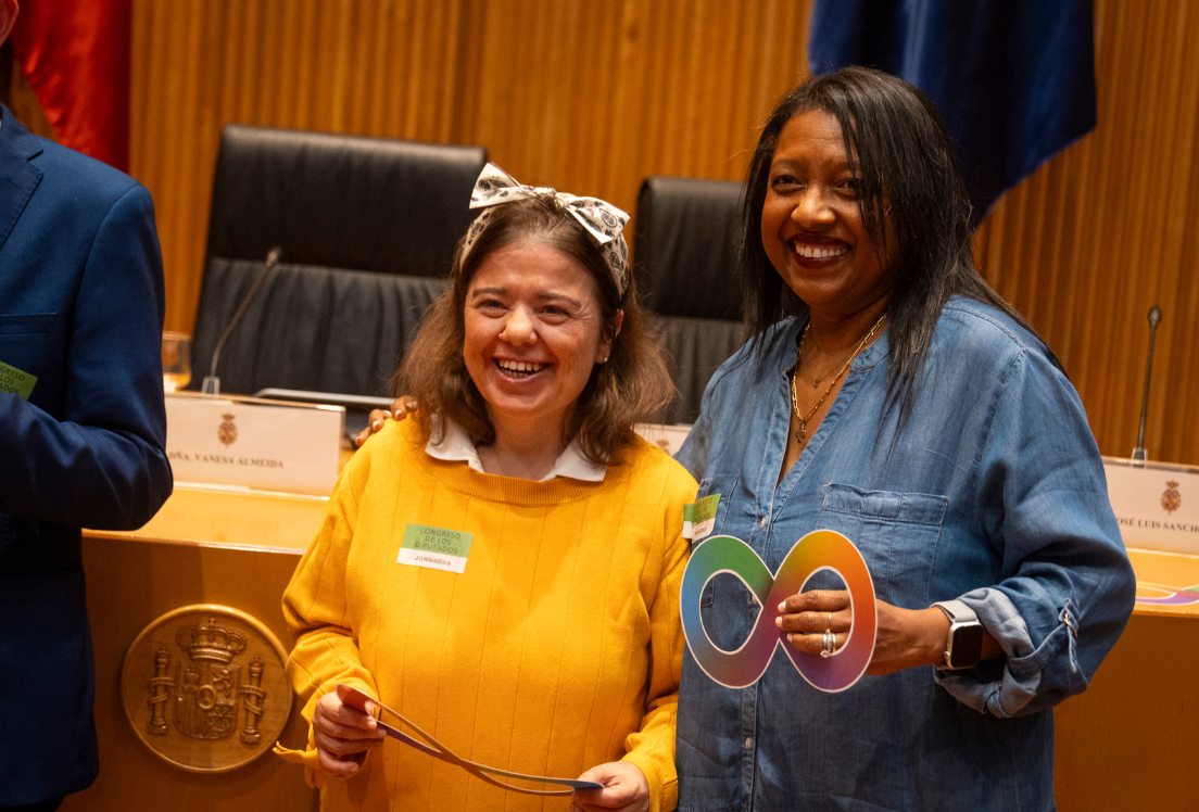 Sandra y Cilene frente a la mesa del Congreso de los Diputados