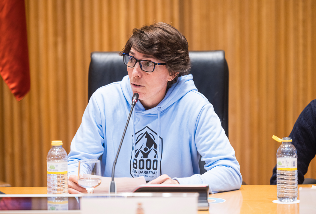 Vanessa Almeida habla desde la mesa presidencial en el Congreso de los Diputados