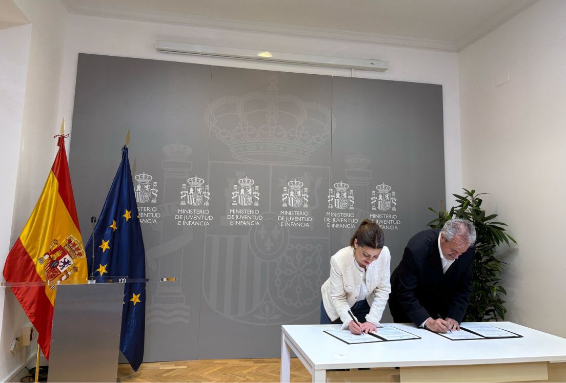Fotografía de la ministra de Juventud e Infancia, Sira Rego, y el presidente de Autismo España, Pedro Ugarte, firmando el convenio de colaboración por los derechos de los niños, niñas y jóvenes con autismo.