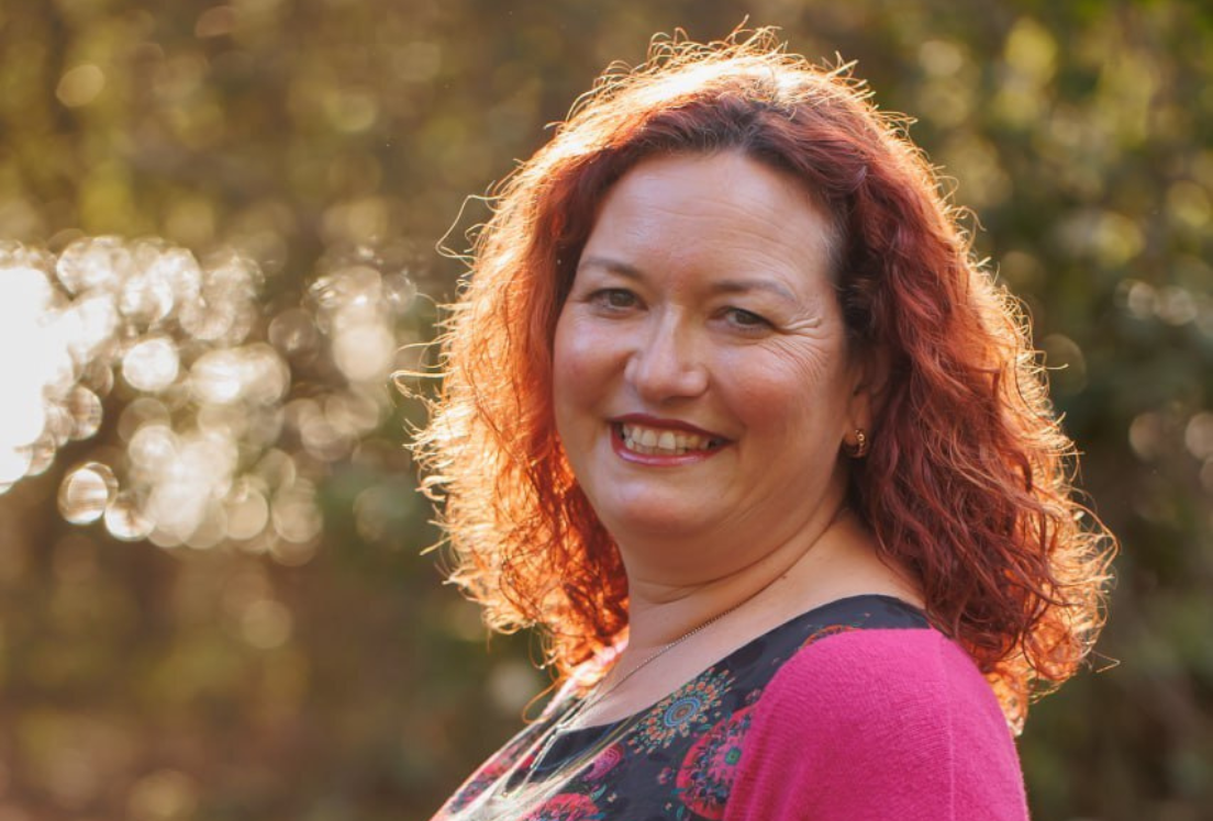 Primer plano de una mujer sonriendo a cámara