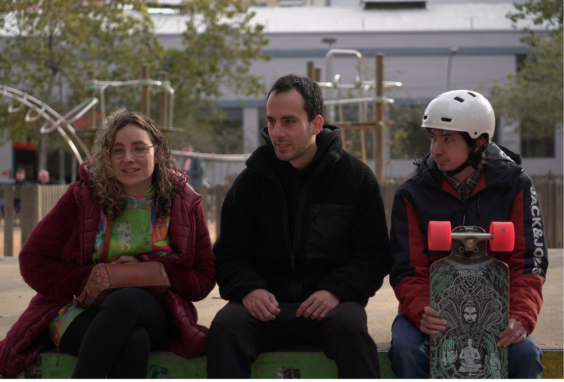 Fotografía de tres personas de diferentes edades en su tiempo de ocio como las personas con autismo adultas que han participado en el estudio de necesidades del proyecto Rumbo.