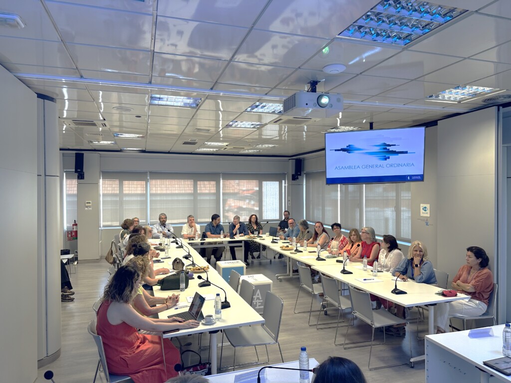 Representantes de las entidades socias de Autismo España reunidos en una sala de reuniones