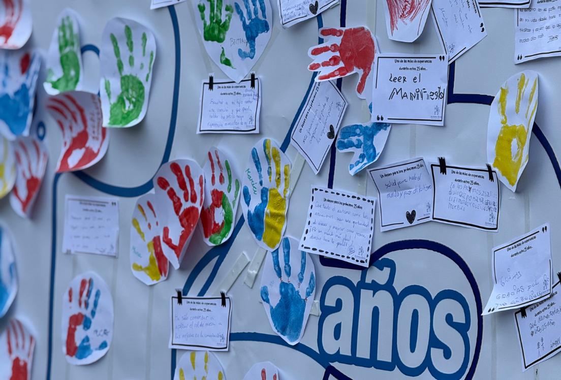 Un mural de notas de papel y manos pintadas en papel.