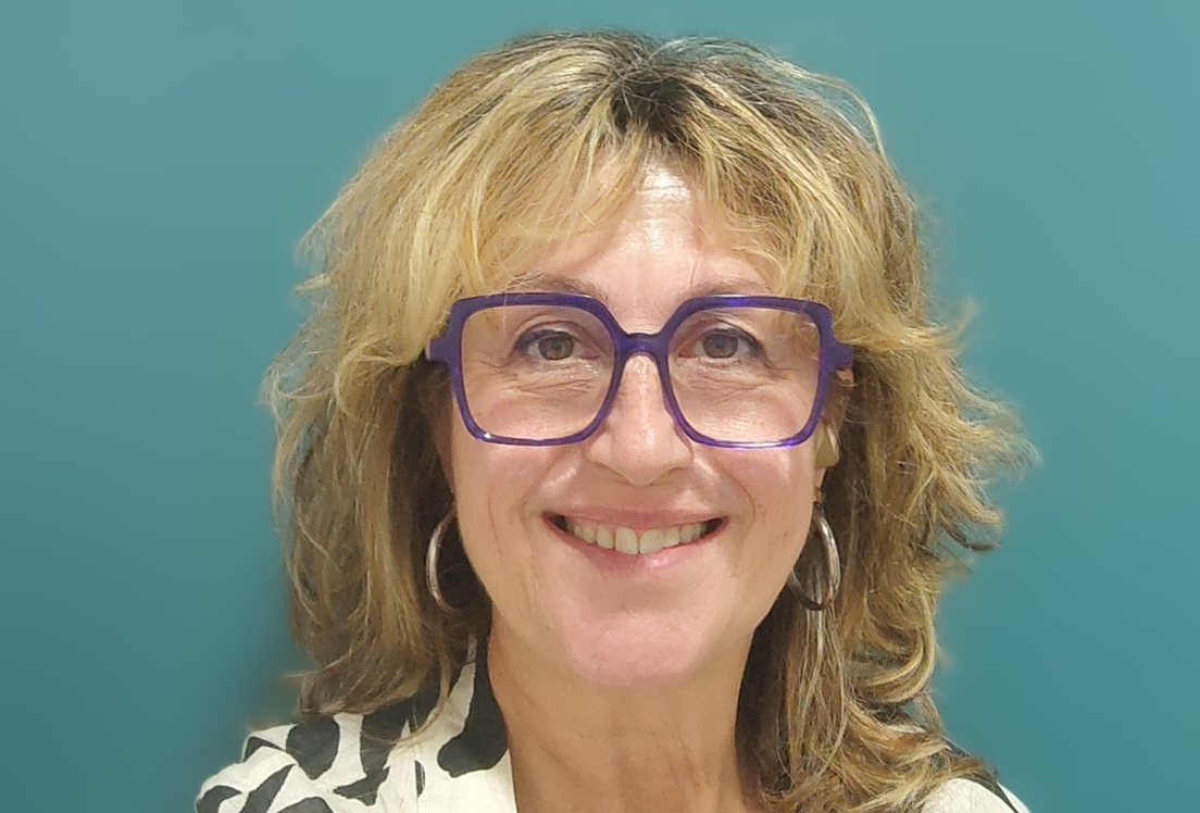 Primer plano de mujer rubia con gafas de pasta mirando a cámara