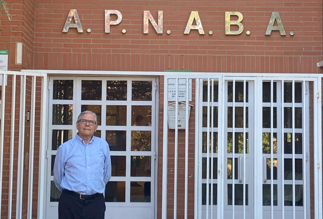 EL presidente de la asociación APNABA posa delante de la puerta de la sede de la entidad.