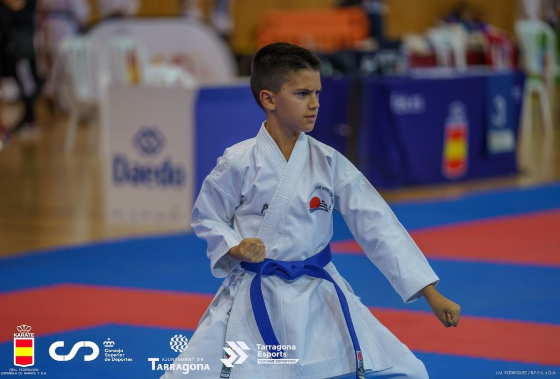 Un niño en una competición de karate