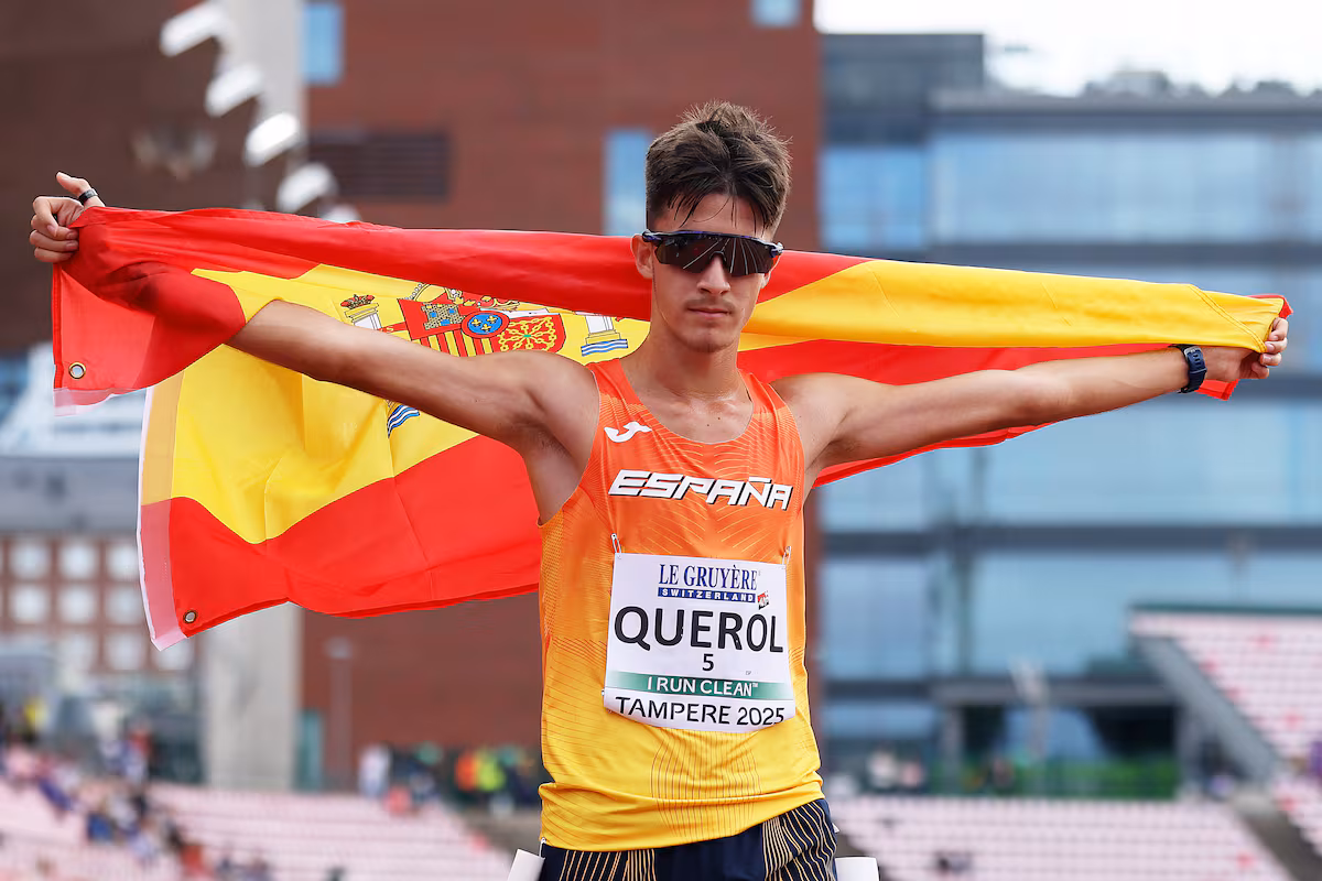 El deportista Jooan Querol sujetando la bandera de España a moodo de capa